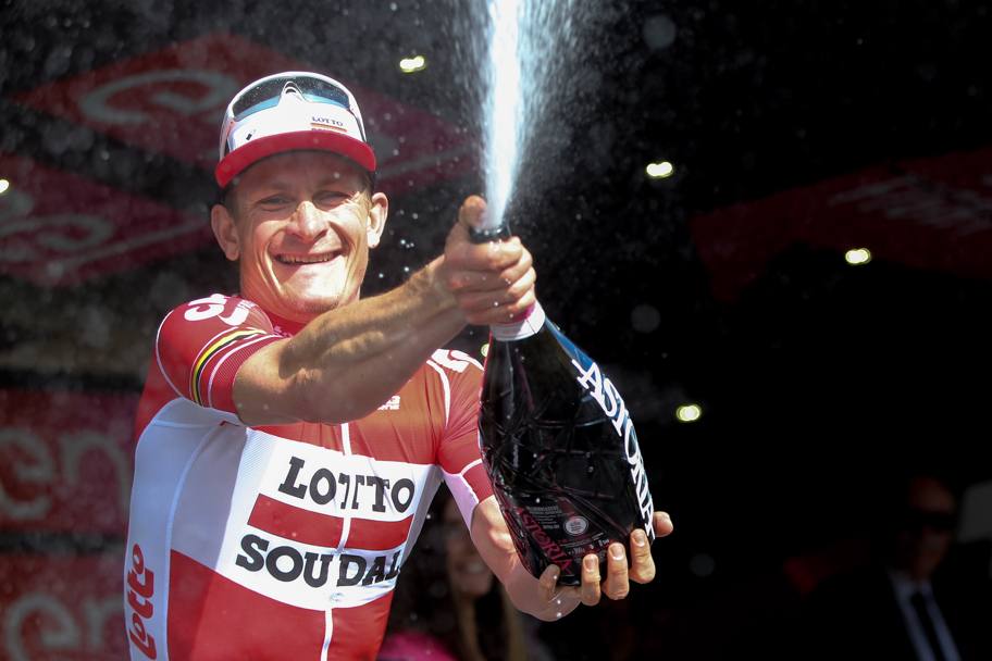Tutta la gioia di Andr Gripel sul podio di Foligno: in Umbria un&#39;altra vittoria per il tedesco, la seconda di questa edizione, la quinta in assoluto per lui Giro. Bettini